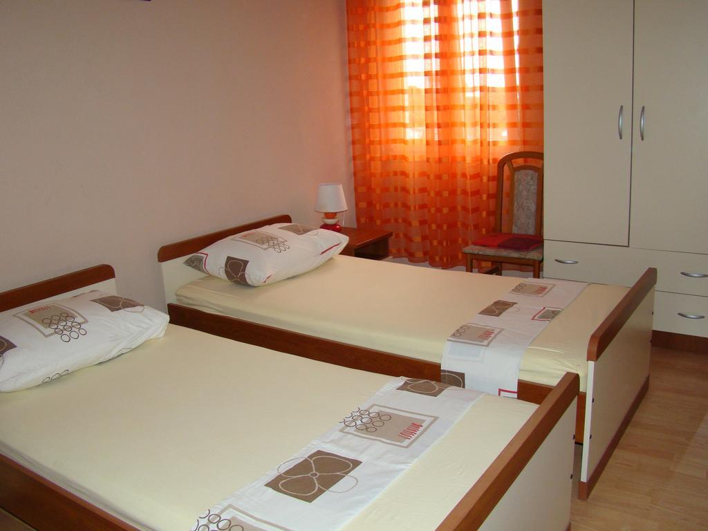 Apartments Buturic Sali Bilik gambar