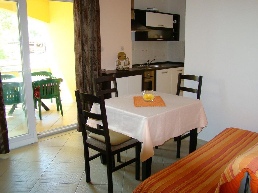 Apartments Buturic Sali Bilik gambar
